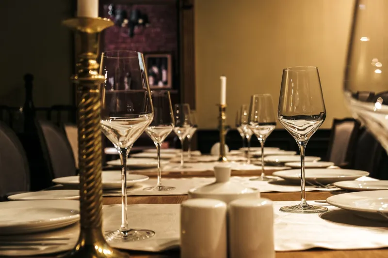 L'art du dîner parfait : les secrets d'une table qui enchante