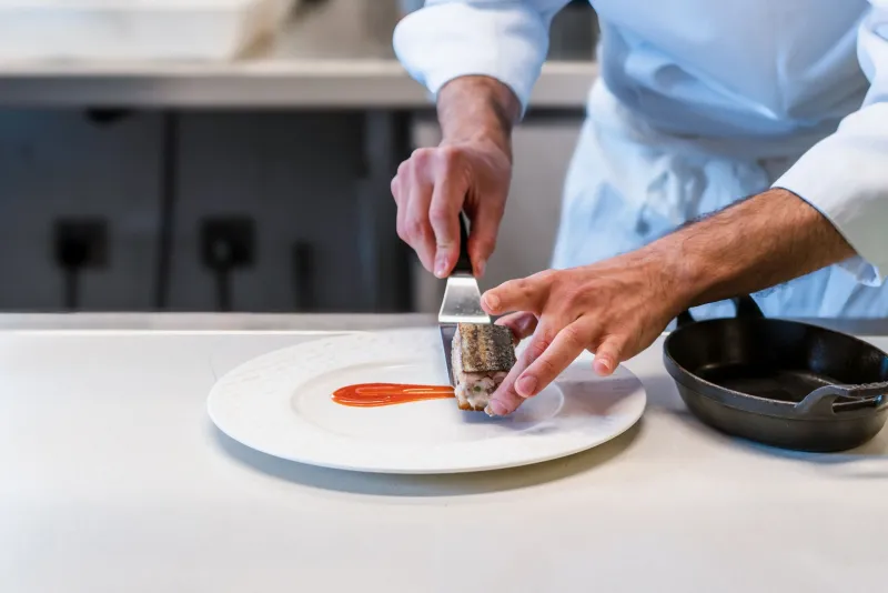 Ce que l'assiette murmure : le dialogue invisible entre le chef et son hôte