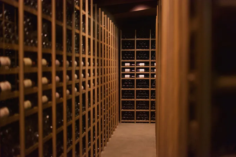 Composer sa cave avec discernement : l'art d'une collection vinicole personnelle et vivante
