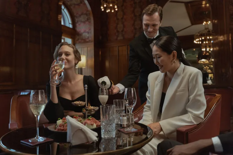 La danse du service : quand chaque geste devient une offrande silencieuse