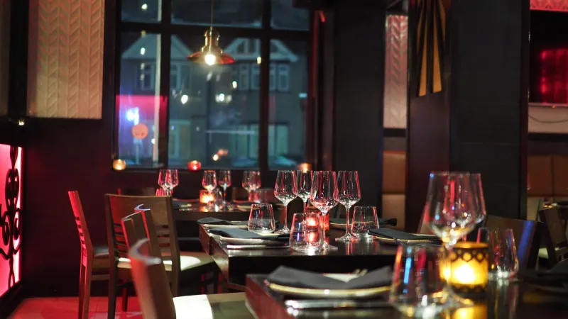 L'espace comme partition : comment les grands restaurants composent l'émotion avant même le premier plat