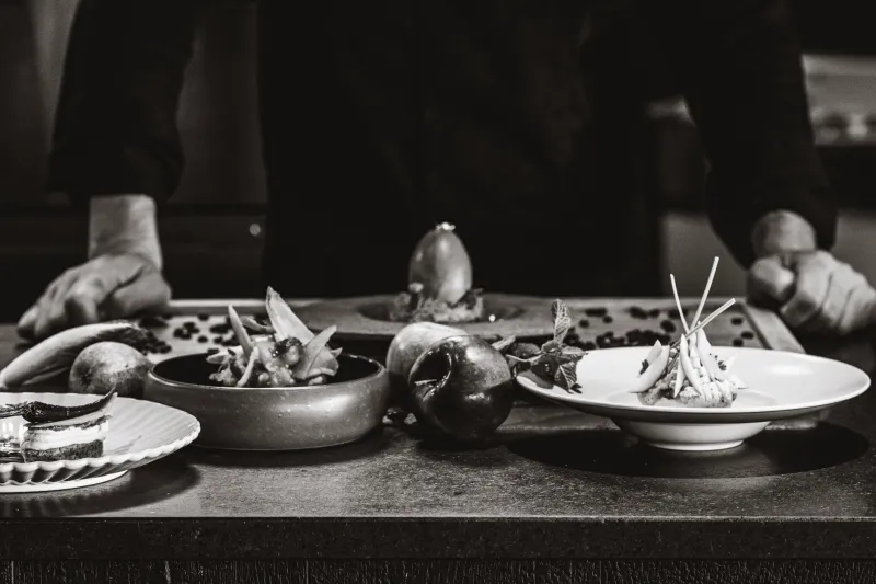 La sérénité comme ingrédient : ce que les grands chefs nous enseignent sur la maîtrise de soi en cuisine